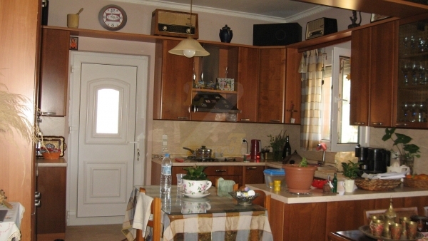 Πωλούνται 2 οροφοδιαμερίσματα στη Βρίσα Λέσβου.