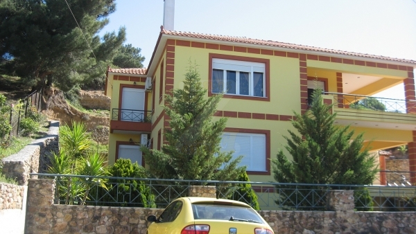 Πωλούνται 2 οροφοδιαμερίσματα στη Βρίσα Λέσβου.