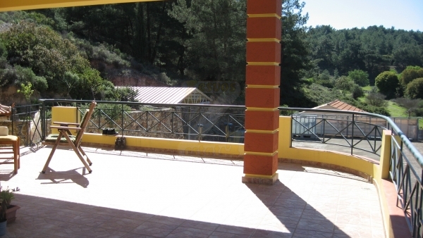 Πωλούνται 2 οροφοδιαμερίσματα στη Βρίσα Λέσβου.