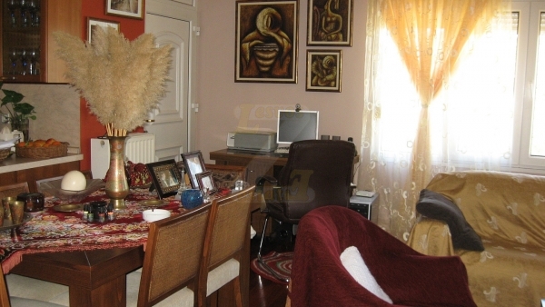 Πωλούνται 2 οροφοδιαμερίσματα στη Βρίσα Λέσβου.