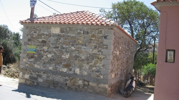 Πωλείται οικία (με οικόπεδο) στην Ερεσό Λέσβου.