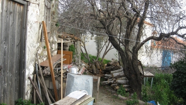 Πωλείται παλαιά μονοκατοικία στην Ερεσό Λέσβου.